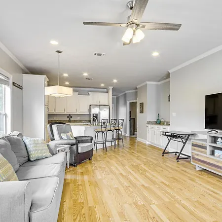 Biloxi Condo With Community Pool About Half-Mi To Beach!